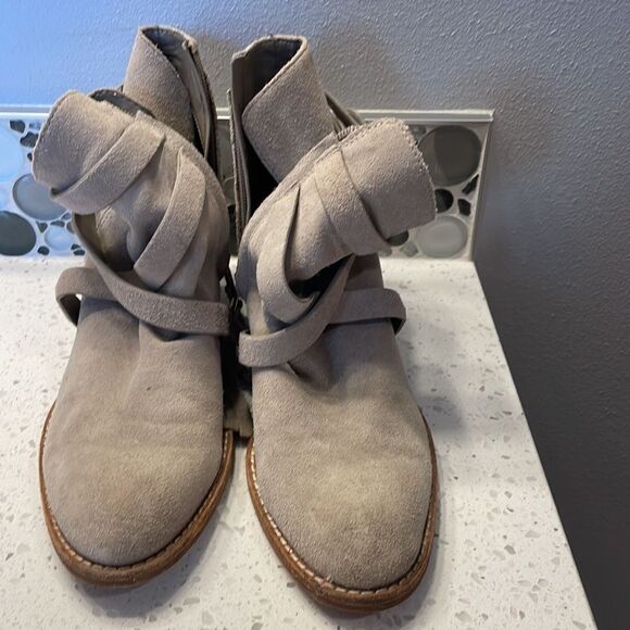 Sam Edelman woman’s beige suede booties - Picture 2 of 12